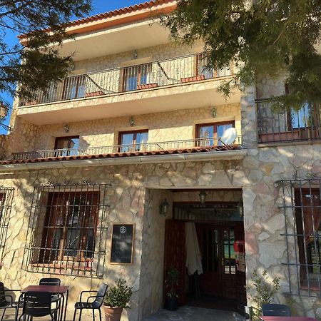 Hotel Restaurante Rio Cuervo Vega del Cadorno Bagian luar foto