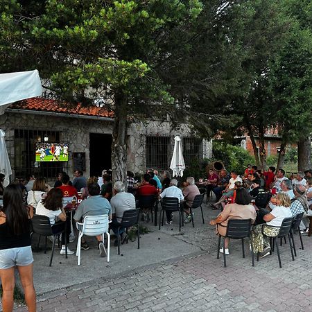 Hotel Restaurante Rio Cuervo Vega del Cadorno Bagian luar foto