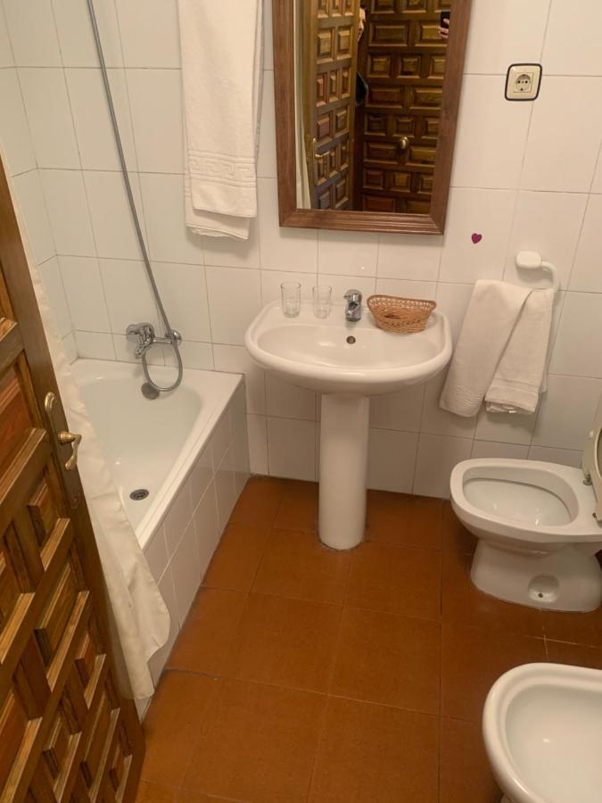 Hotel Restaurante Rio Cuervo Vega del Cadorno Bagian luar foto