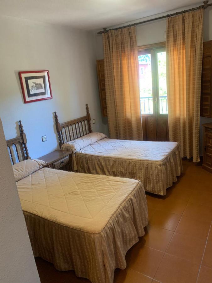 Hotel Restaurante Rio Cuervo Vega del Cadorno Bagian luar foto