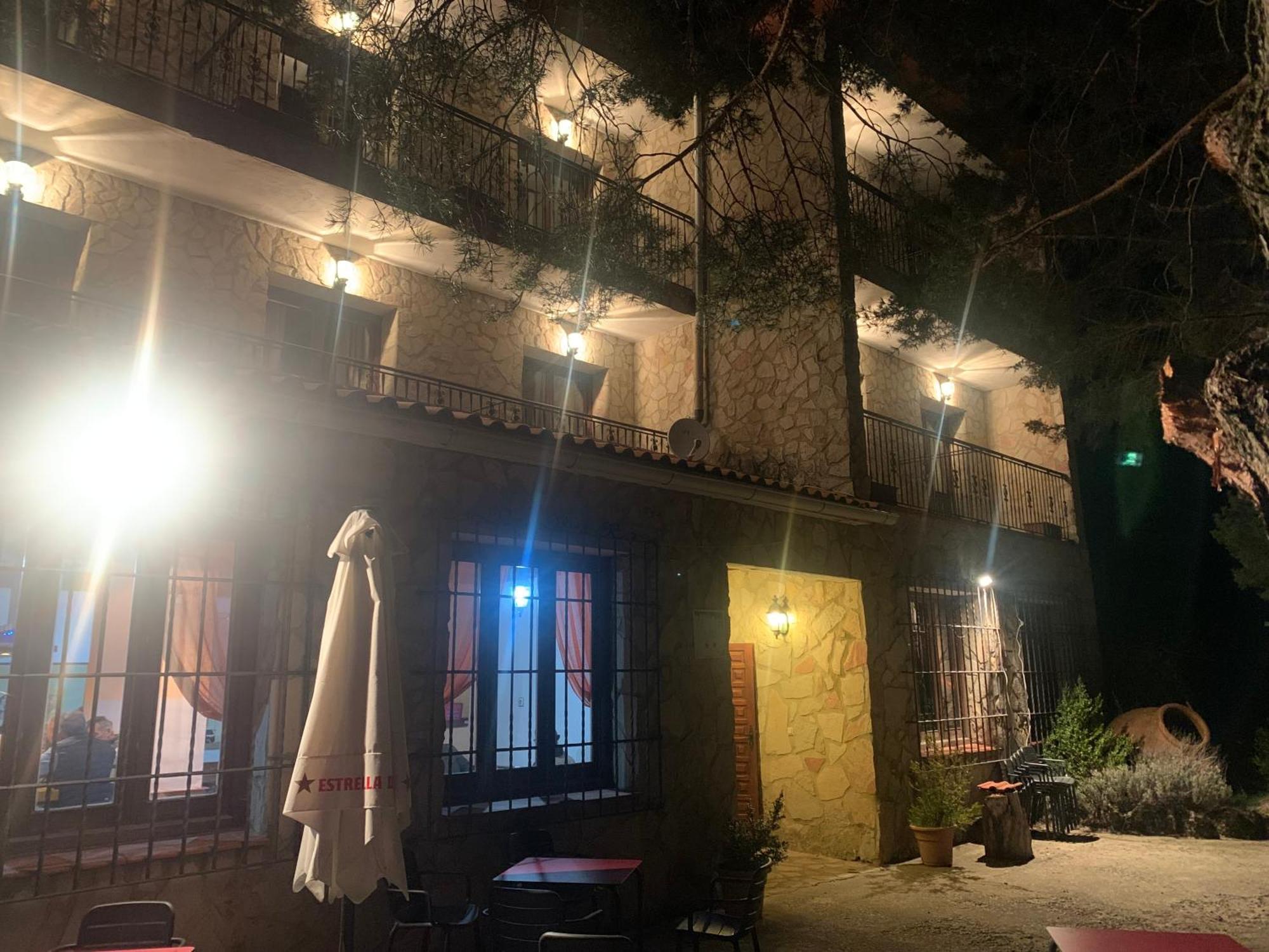 Hotel Restaurante Rio Cuervo Vega del Cadorno Bagian luar foto