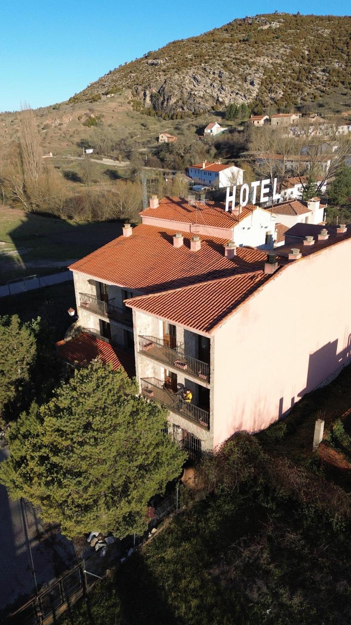 Hotel Restaurante Rio Cuervo Vega del Cadorno Bagian luar foto