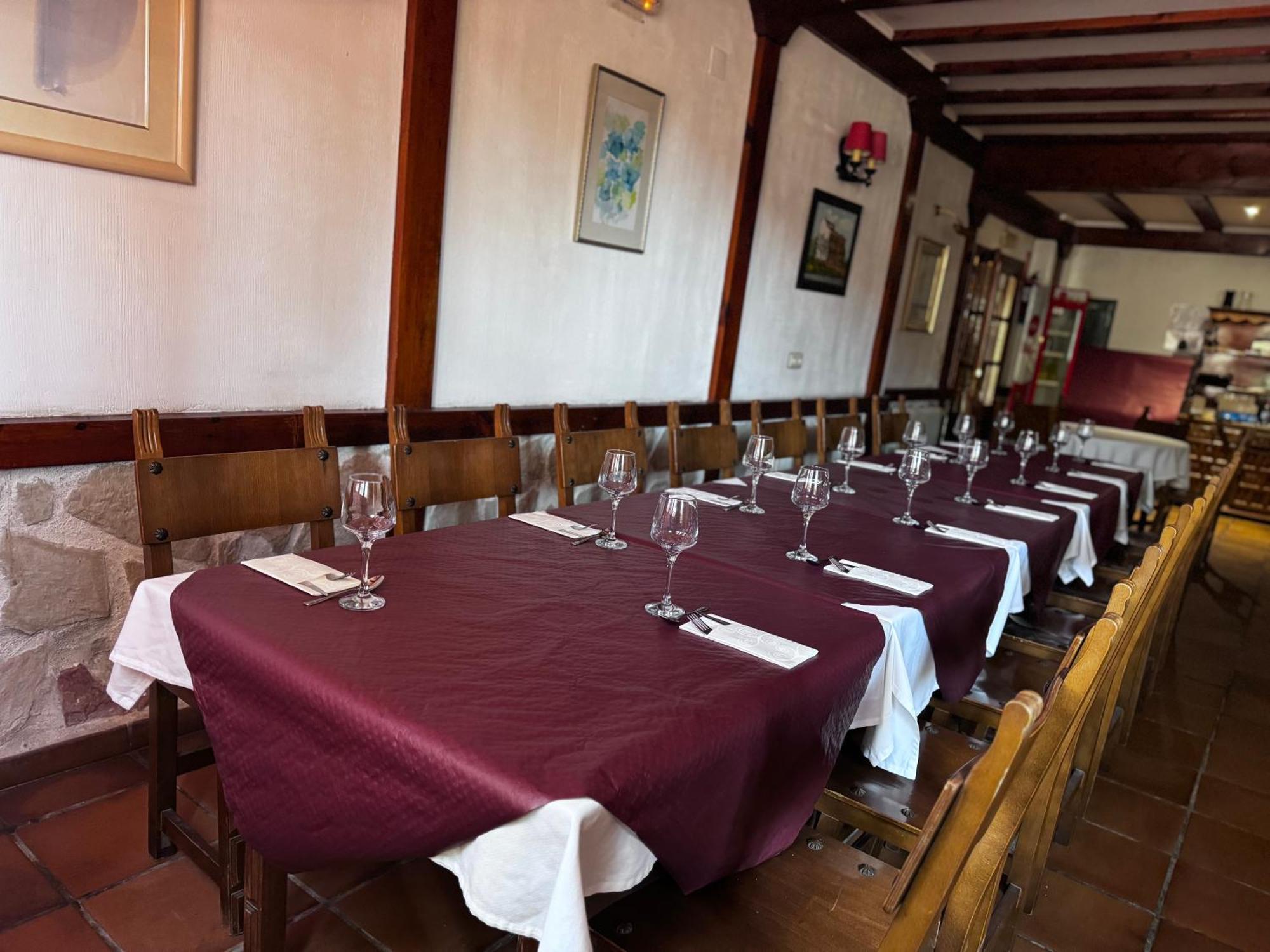 Hotel Restaurante Rio Cuervo Vega del Cadorno Bagian luar foto