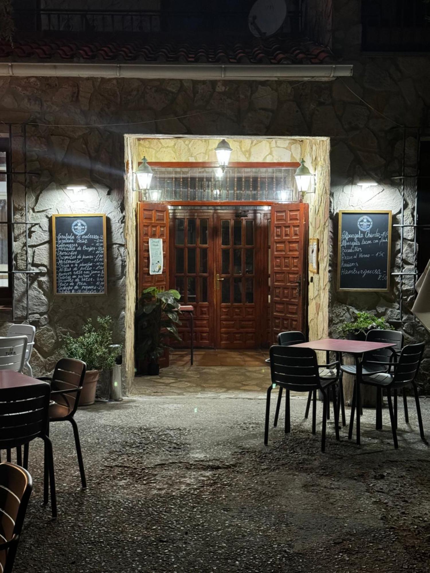 Hotel Restaurante Rio Cuervo Vega del Cadorno Bagian luar foto
