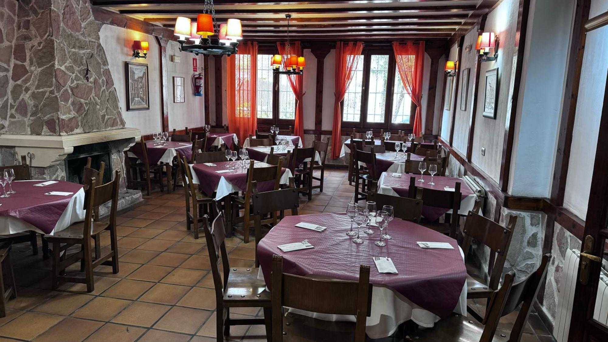 Hotel Restaurante Rio Cuervo Vega del Cadorno Bagian luar foto