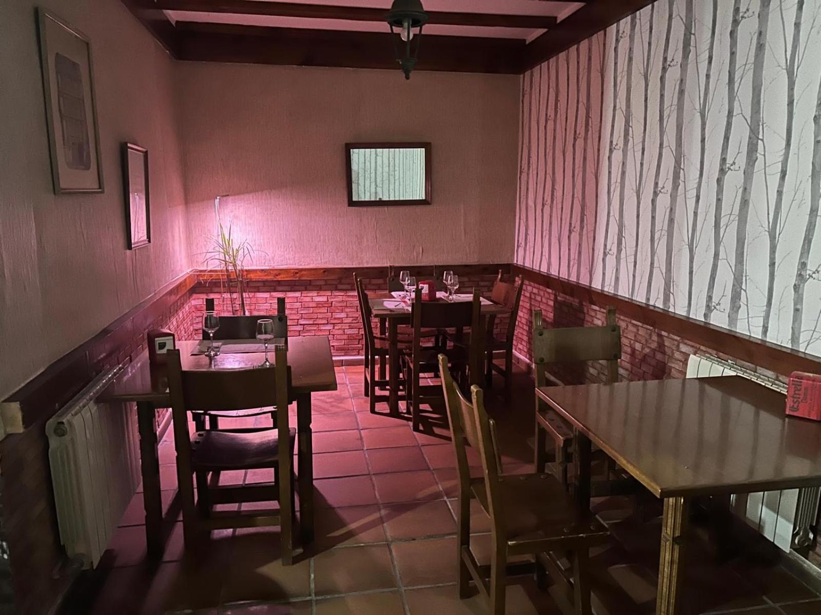 Hotel Restaurante Rio Cuervo Vega del Cadorno Bagian luar foto