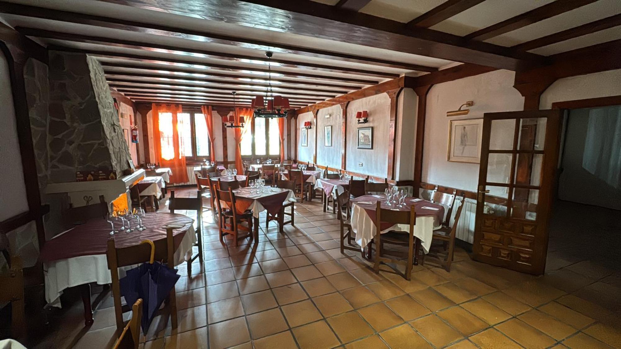 Hotel Restaurante Rio Cuervo Vega del Cadorno Bagian luar foto