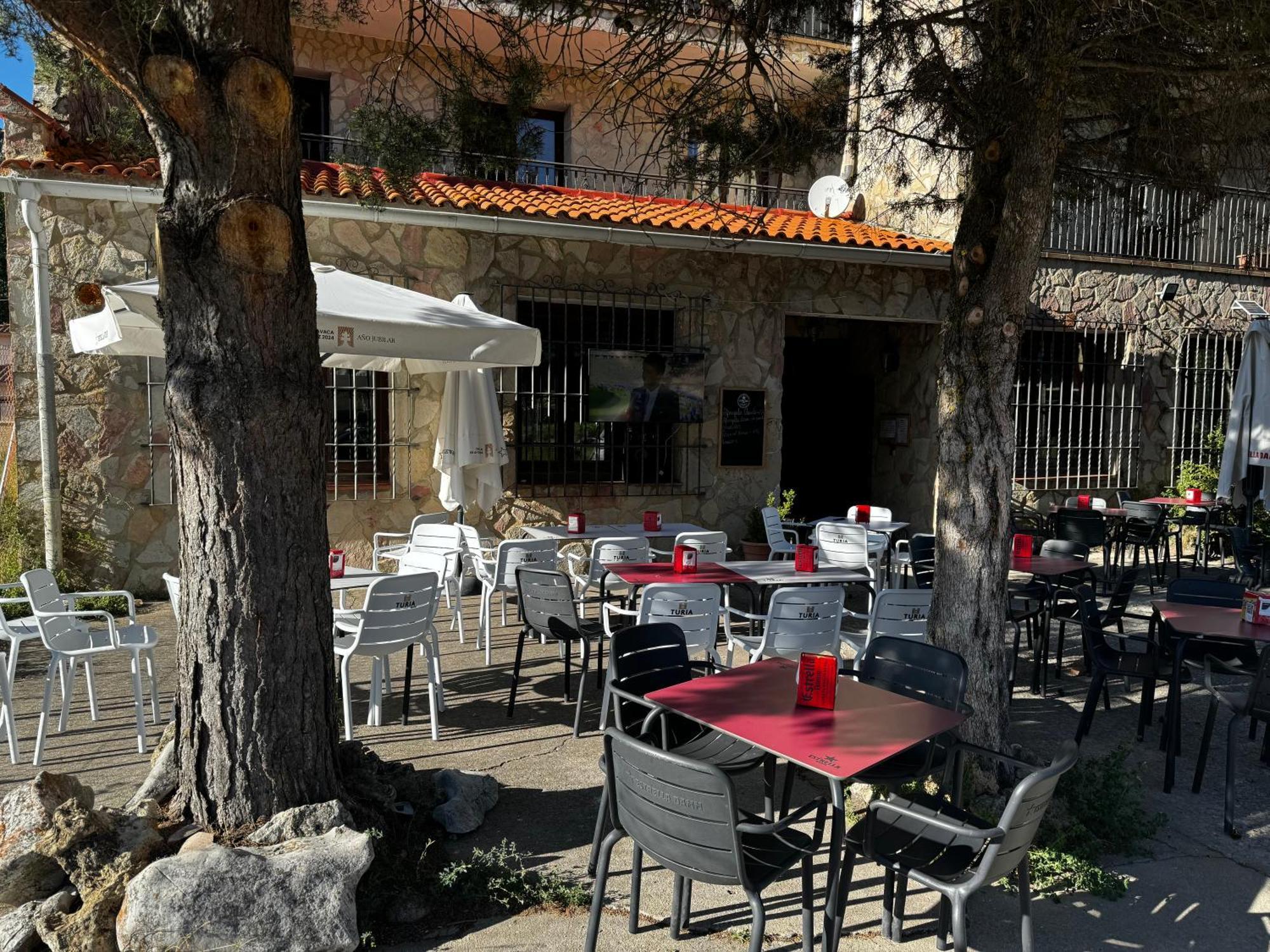Hotel Restaurante Rio Cuervo Vega del Cadorno Bagian luar foto