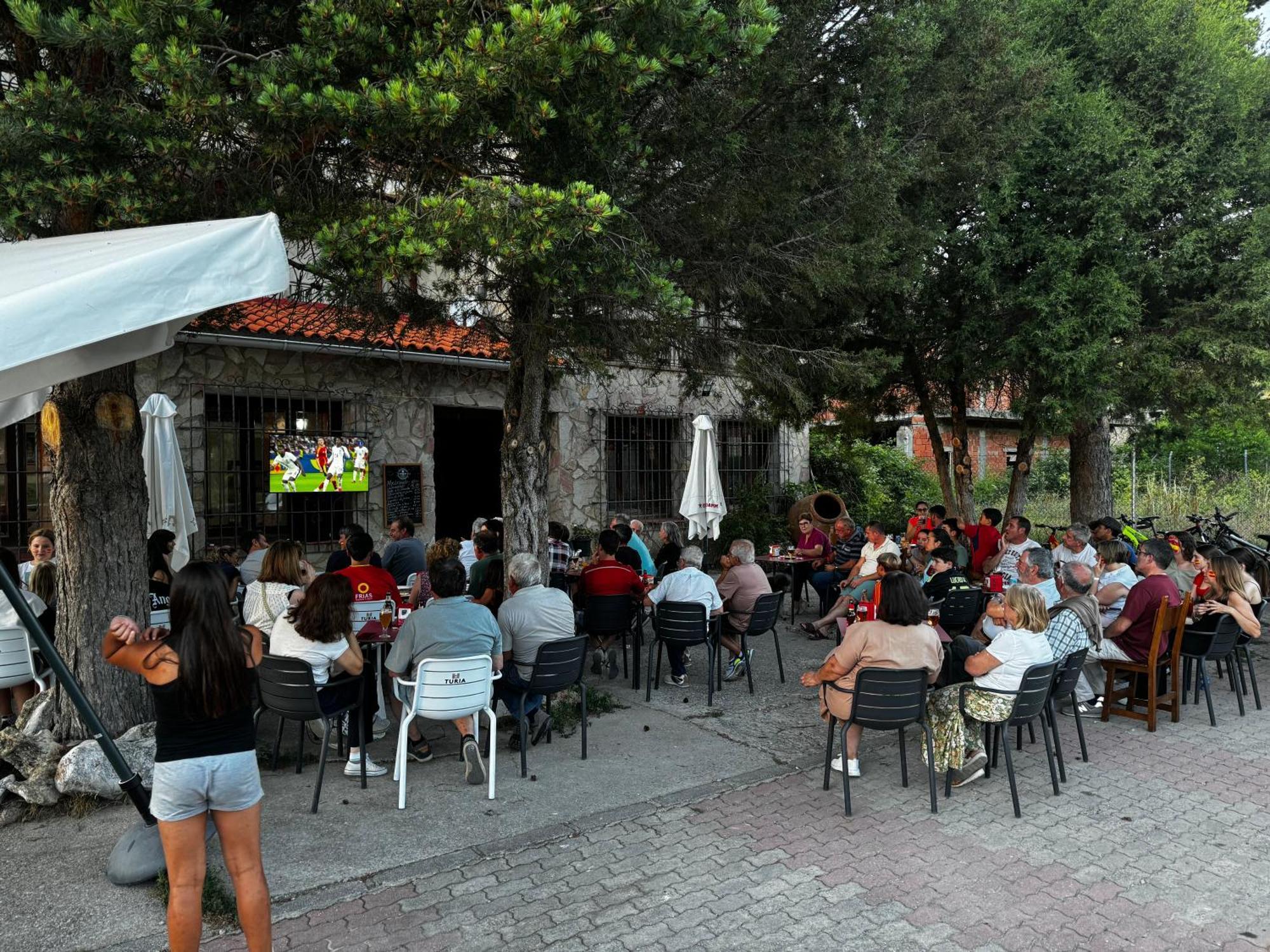 Hotel Restaurante Rio Cuervo Vega del Cadorno Bagian luar foto